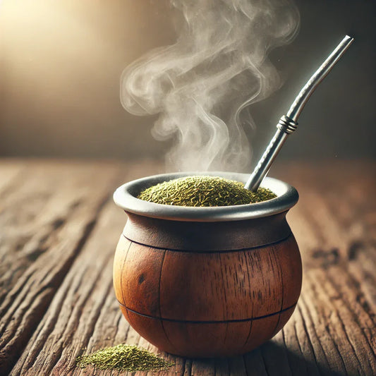 Mate tradicional servido en un recipiente de madera con bombilla metálica, colocado sobre una mesa rústica con vapor elevándose, destacando la calidez y tradición de la infusión.