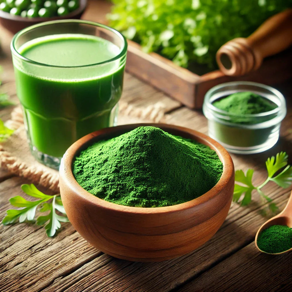 Fotografía profesional de espirulina en polvo y en cápsulas, destacando sus beneficios para la pérdida de peso.