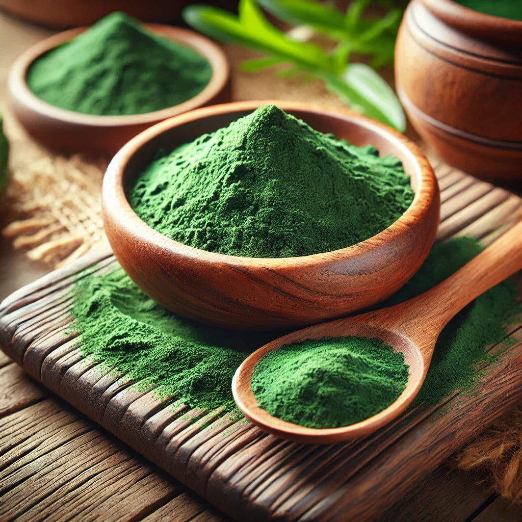 Fotografía profesional de polvo de espirulina verde vibrante en cuchara y cuenco de madera sobre fondo rústico